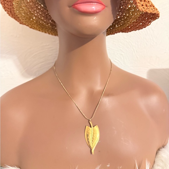 Gold Leaf Pendant Necklace (n3) - Picture 6 of 6